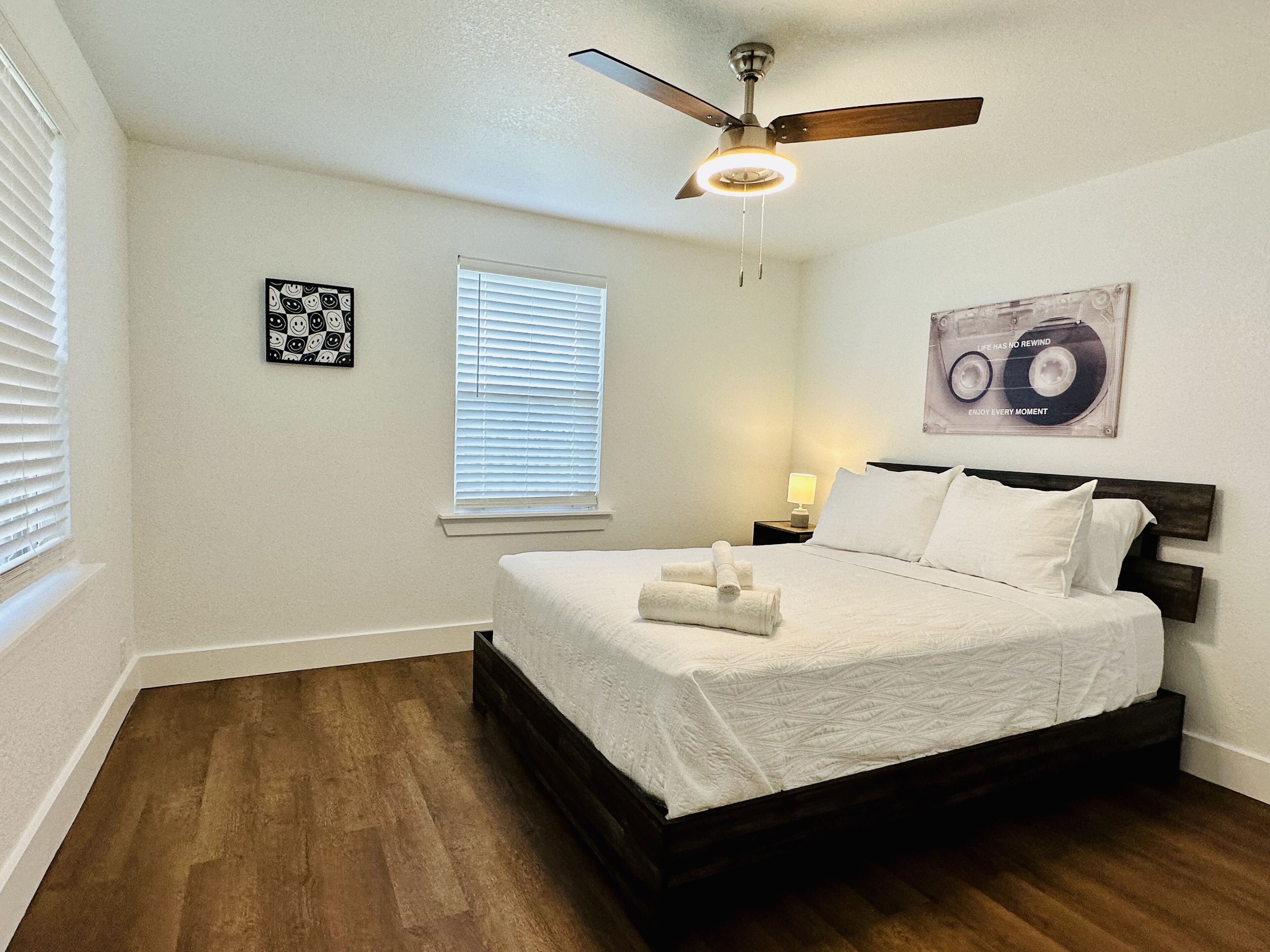 2 Queen Beds, Bunk, sleeps 7 on .5 acre. Great access to all NWA activities