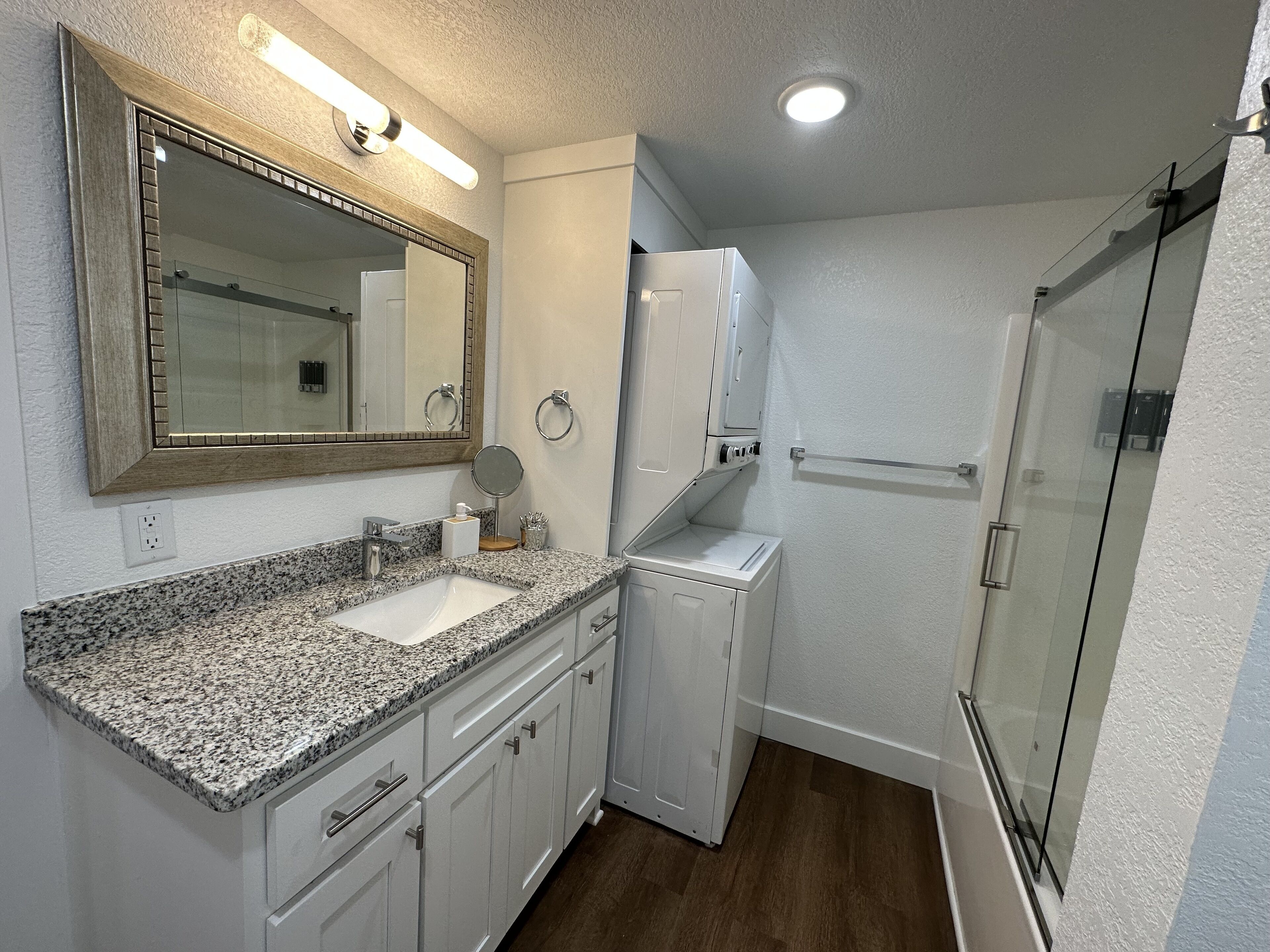 2 Queen Beds, Bunk, sleeps 7 on .5 acre. Great access to all NWA activities