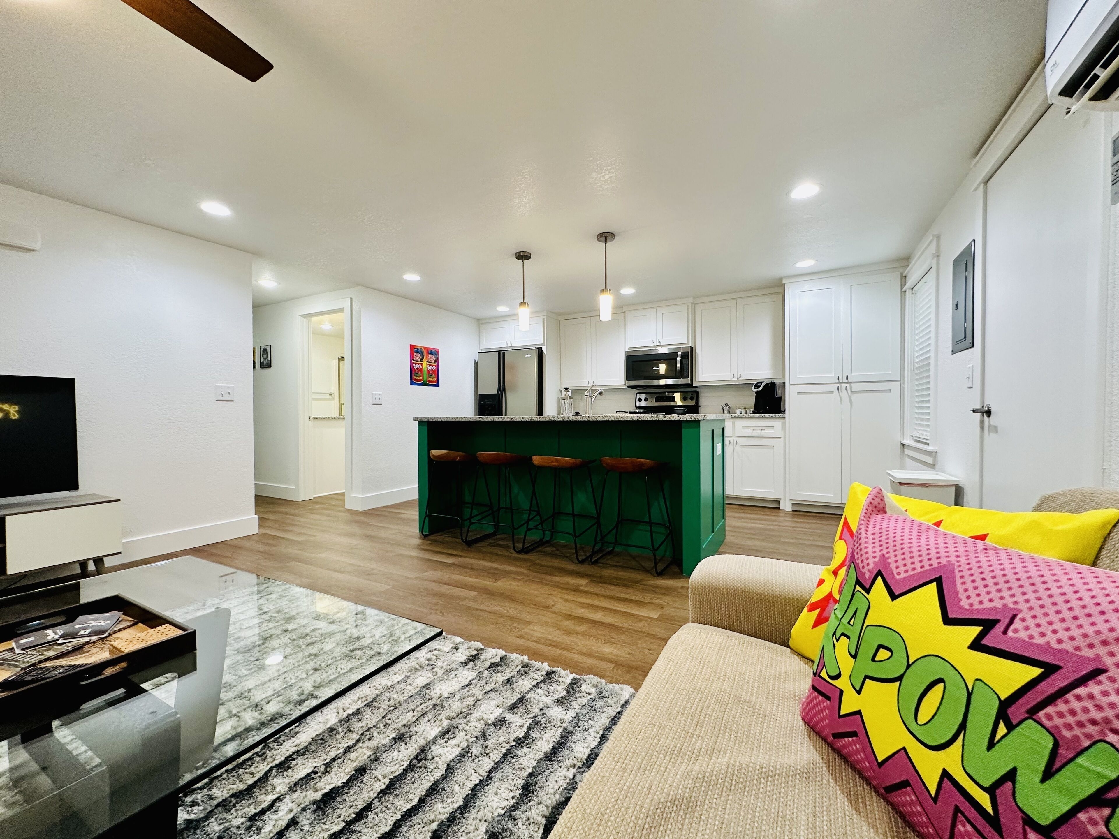 2 Queen Beds, Bunk, sleeps 7 on .5 acre. Great access to all NWA activities