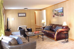 Smart TV, DVD player, books - Lakeshore Cabin/Home sleeps 8, North MN Heaven (Babbitt)