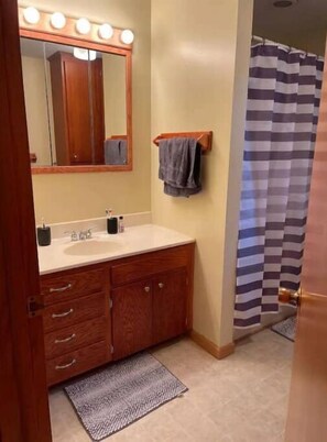 Shower, hair dryer, towels, soap - Lakeshore Cabin/Home sleeps 8, North MN Heaven (Babbitt)