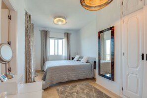 3 slaapkamers, een bureau, een strijkplank/strijkijzer, wifi