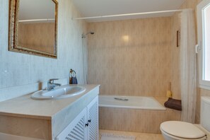 Een douche, een haardroger, een bidet, handdoeken