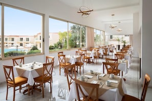 Dining - Ramada Hotel & Suites By Wyndham Ayia Napa (Ayia Napa)