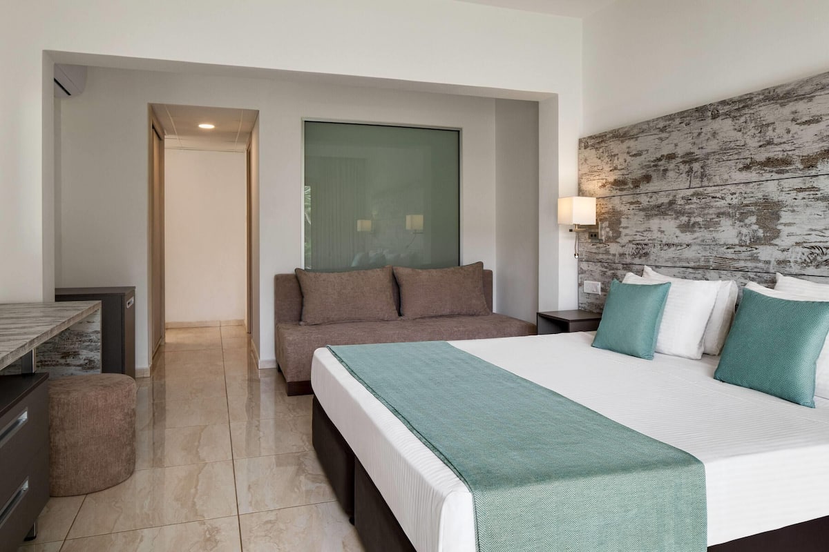 Habitación doble Deluxe, 1 cama King size | Caja de seguridad en la habitación, escritorio y cunas gratuitas