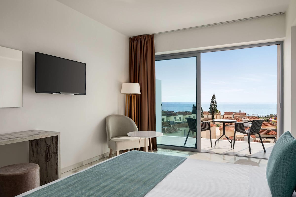Habitación doble Deluxe, 1 cama King size, vista al mar | Caja de seguridad en la habitación, escritorio y cunas gratuitas