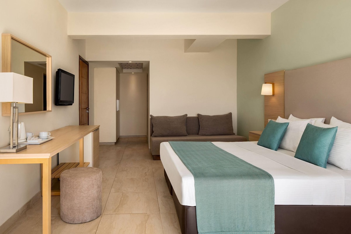 Habitación, 1 cama King size, con acceso para personas discapacitadas, vista a la ciudad | Caja de seguridad en la habitación, escritorio y cunas gratuitas