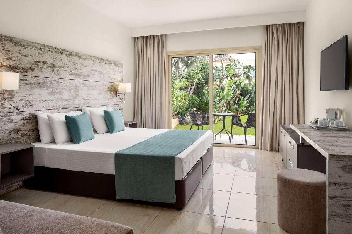 Habitación clásica, 2 camas individuales, vista al jardín | Caja de seguridad en la habitación, escritorio y cunas gratuitas