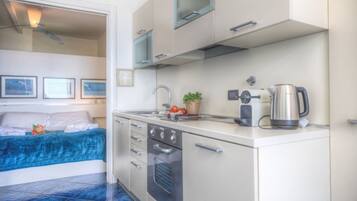 Refrigerador, horno, parrilla de estufa y tostadora