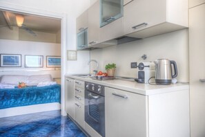 Fridge, oven, stovetop, toaster - BEACH HOUSE CAMOGLI – In the heart with a sea view (Camogli)