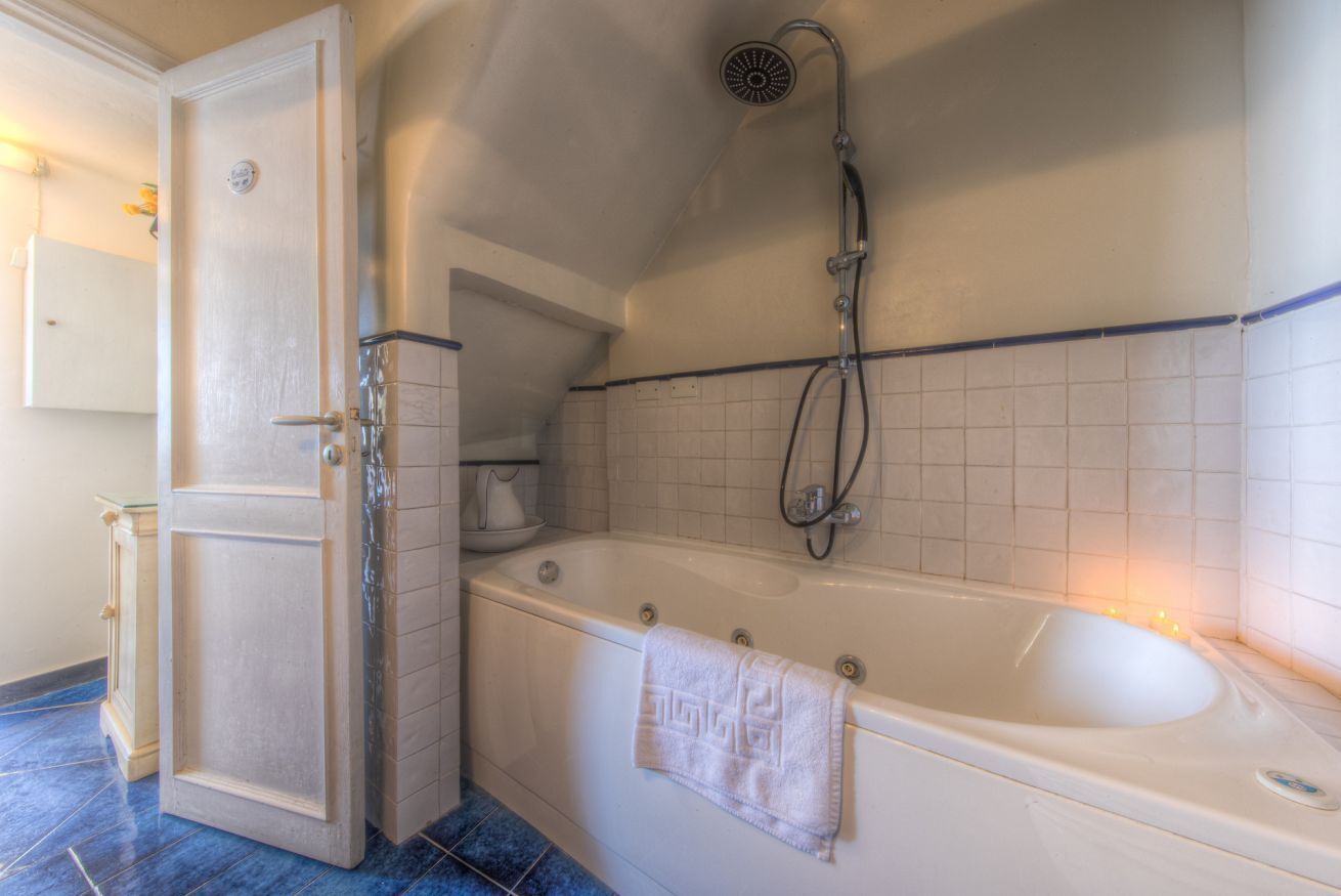 Bañera, secador de pelo, bidet