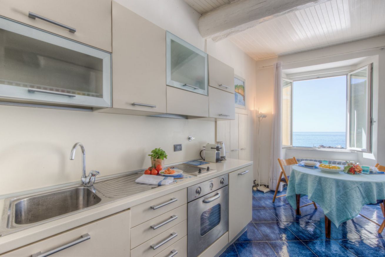 Frigorifero, forno, piano cottura, tostapane
