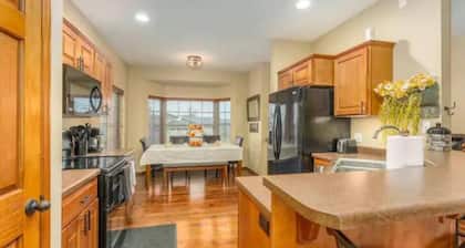 Lancaster-Whole Family Home safe area and close to shopping