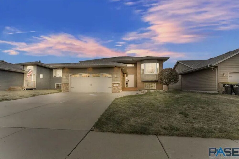 Whole Family Home safe area and close to shopping