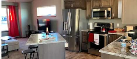 Réfrigérateur, micro-ondes, four, plaque de cuisson