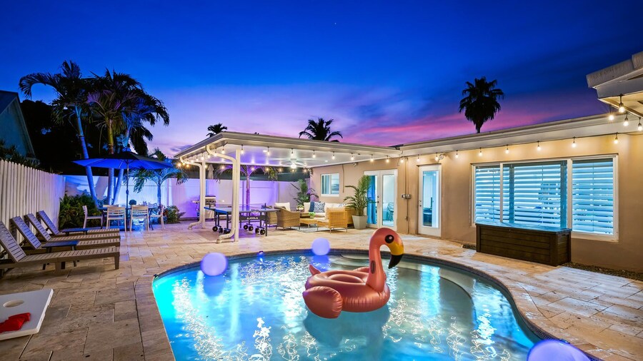 6 BR With Heated Pool Close to Beach