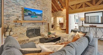 8BR Gem With Pool, Lake View & Tons of Amenities!