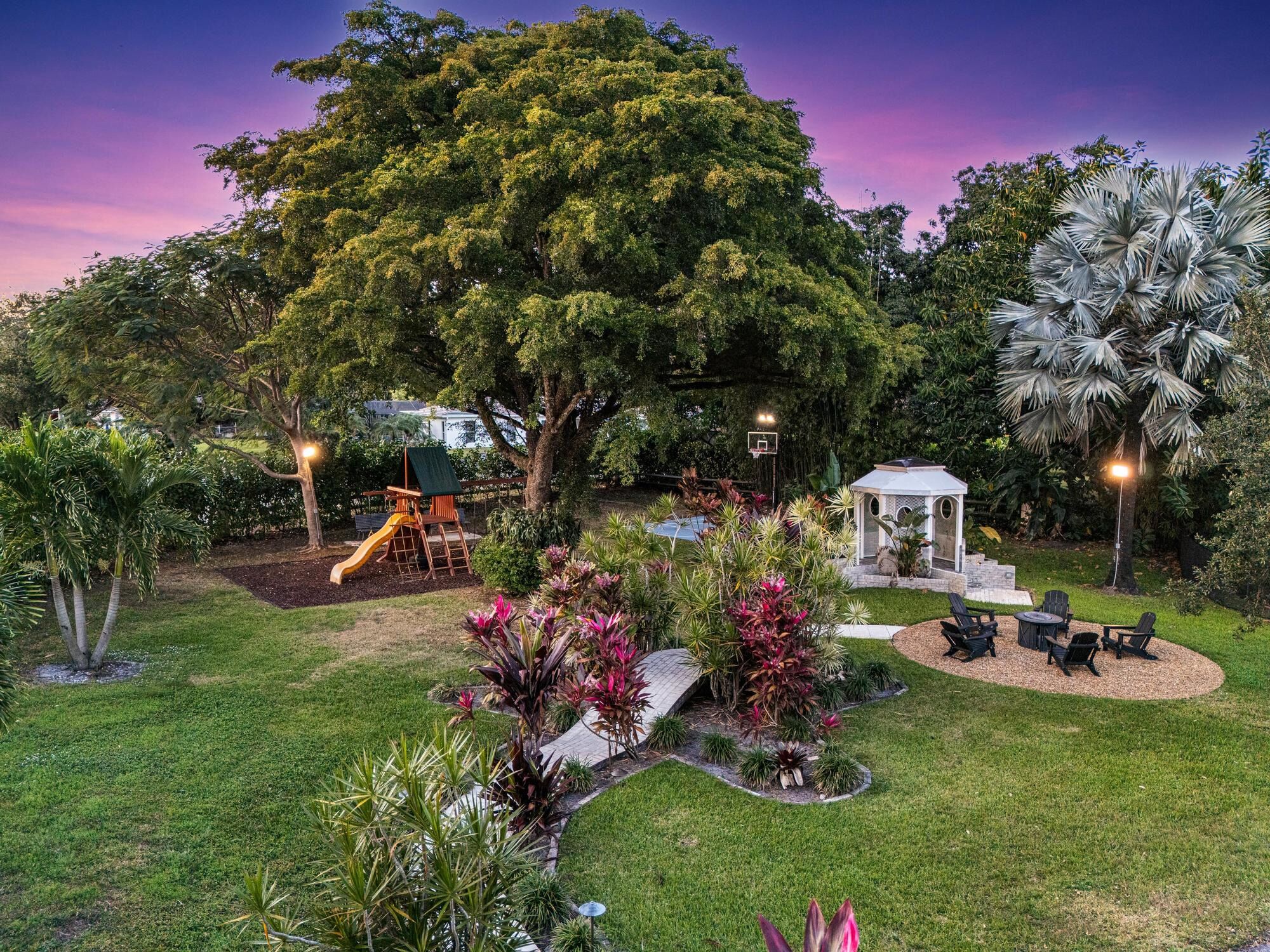Un jardin bien entretenu, doté d’une aire de jeux, d’un belvédère et de coins salon extérieurs.