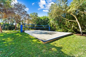 Sports court - Spacious 8BR w/ Guesthouse + Pool & Tons of Games (Davie)