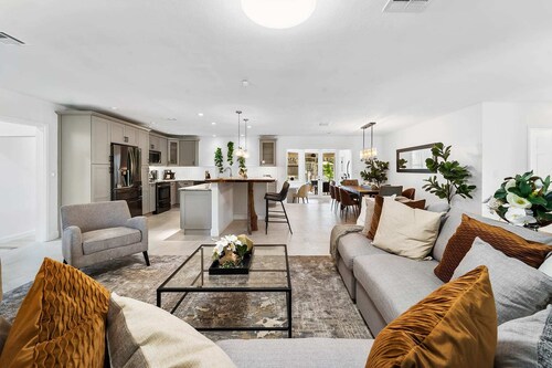 Spacious 8BR w/ Guesthouse + Pool & Tons of Games