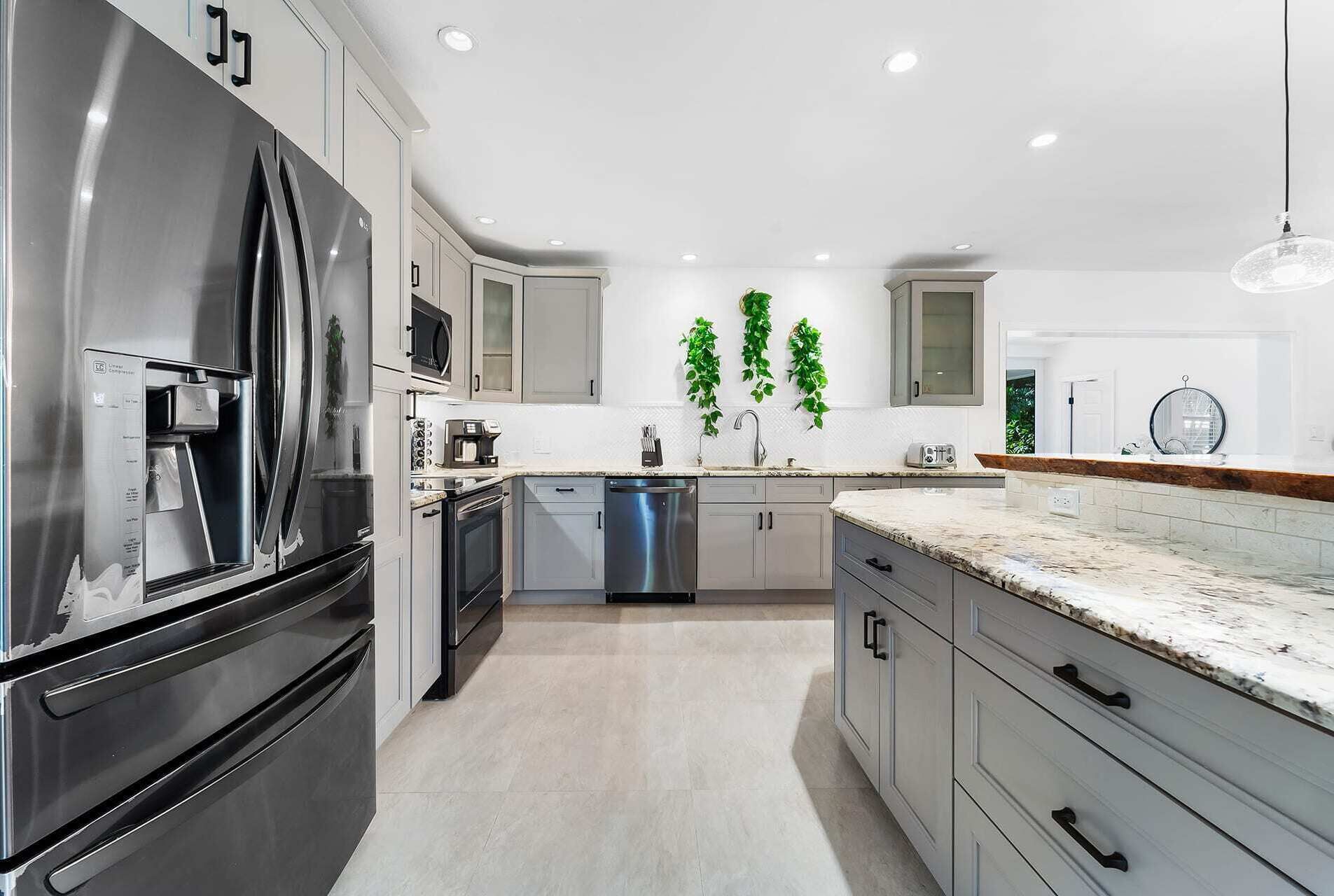 Microwave, oven, ketel listrik, dan kursi makan untuk bayi