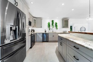 Microwave, oven, electric kettle, highchair - Spacious 8BR w/ Guesthouse + Pool & Tons of Games (Davie)