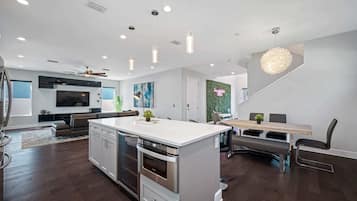 Estúdio (4 Bedrooms) | Cozinha privada | Micro-ondas, fogão, torradeira, cadeirão de bebê