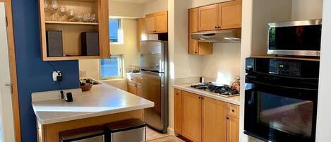 Refrigerador, microondas, horno y parrilla de estufa