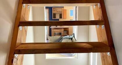 Quiet, Elegant & Cozy -- 4 Miles from Downtown