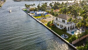 A waterfront property with a pool, a covered patio, and a view of the city skyline. - Intercostal beauty with heated pool + Spa! (Hollywood)