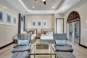 8 bedrooms, iron/ironing board, bed sheets - Luxury 8-br With Pool & Mini-golf & Soccer (Davie)