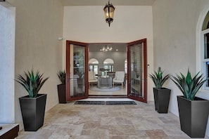 Interior - Luxury 8-br With Pool & Mini-golf & Soccer (Davie)