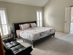 3 chambres, coffres-forts dans les chambres, fer et planche à repasser