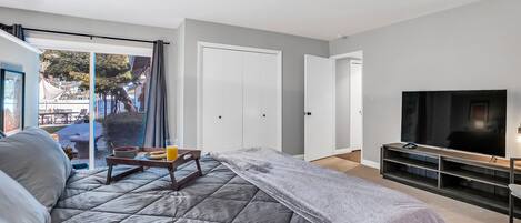 4 bedrooms, desk, iron/ironing board, travel crib