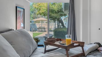 4 habitaciones, escritorio y tabla de planchar con plancha