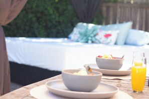 4 soverom, skrivebord, strykejern/-brett og reiseseng for barn