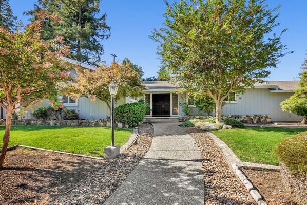 Exterior - Large home - Sleeps many 4B/2B (Walnut Creek)