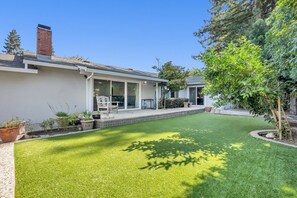 Outdoor dining - Large home - Sleeps many 4B/2B (Walnut Creek)