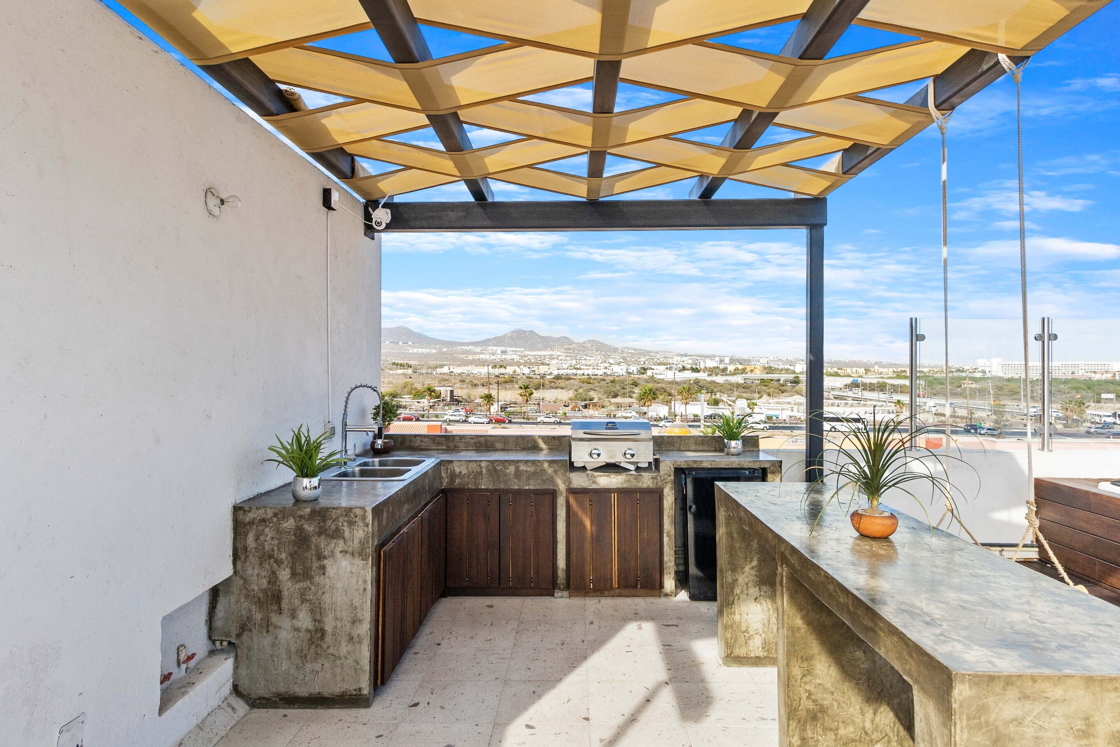 Amazing dept with private rooftop w/jacuzzi. 5 minutes from beach