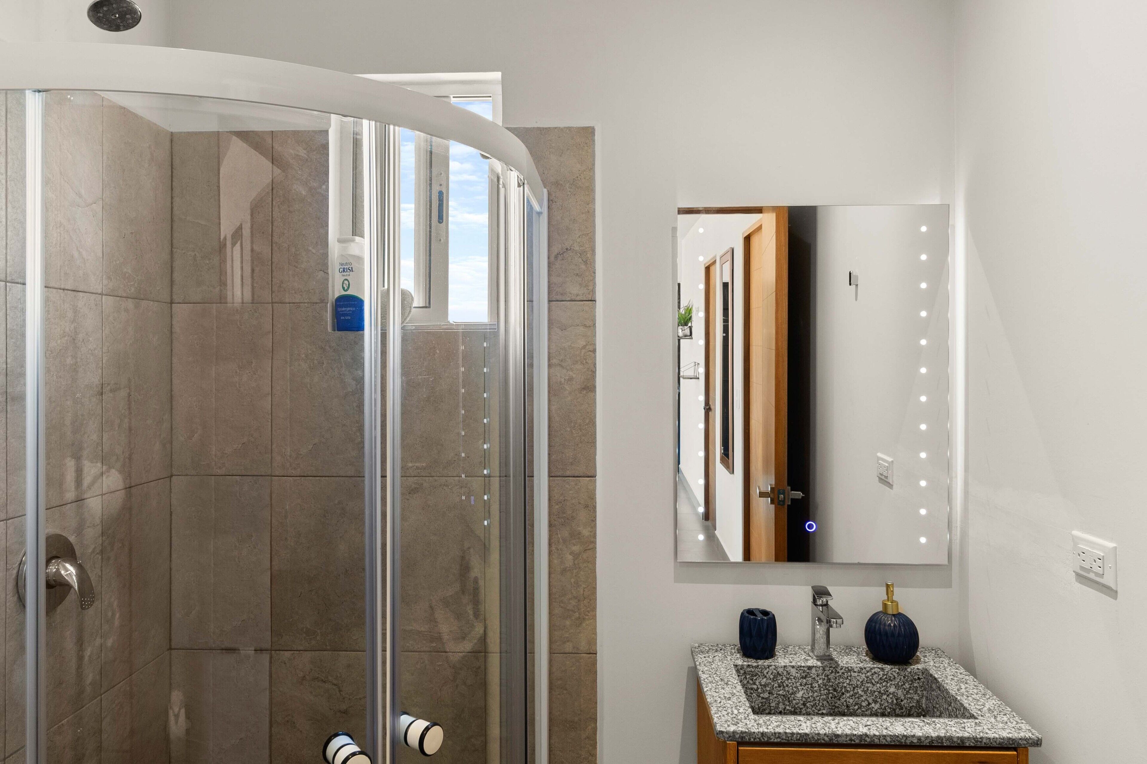 Amazing dept with private rooftop w/jacuzzi. 5 minutes from beach