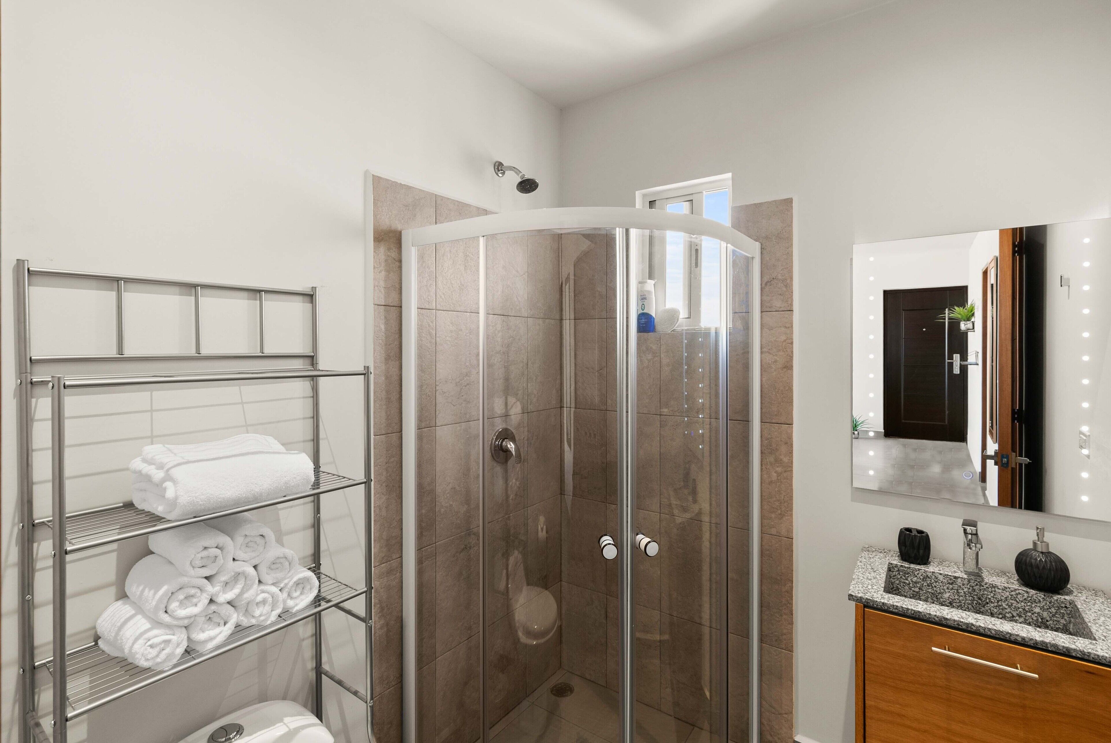 Amazing dept with private rooftop w/jacuzzi. 5 minutes from beach