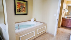 Secadora de cabello, toallas, papel de baño