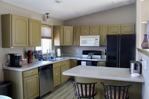 Geladeira, micro-ondas, fogão, cooktop