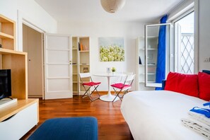 1 dormitorio, tabla de planchar con plancha, wifi y ropa de cama