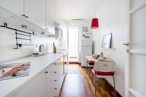 Een koelkast, een magnetron, een oven, een kookplaat