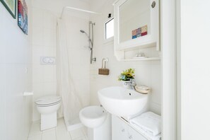 Douche, sèche-cheveux, bidet, serviettes fournies