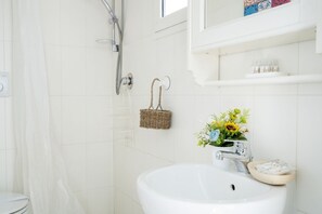 Dusche, Haartrockner, Bidet, Handtücher