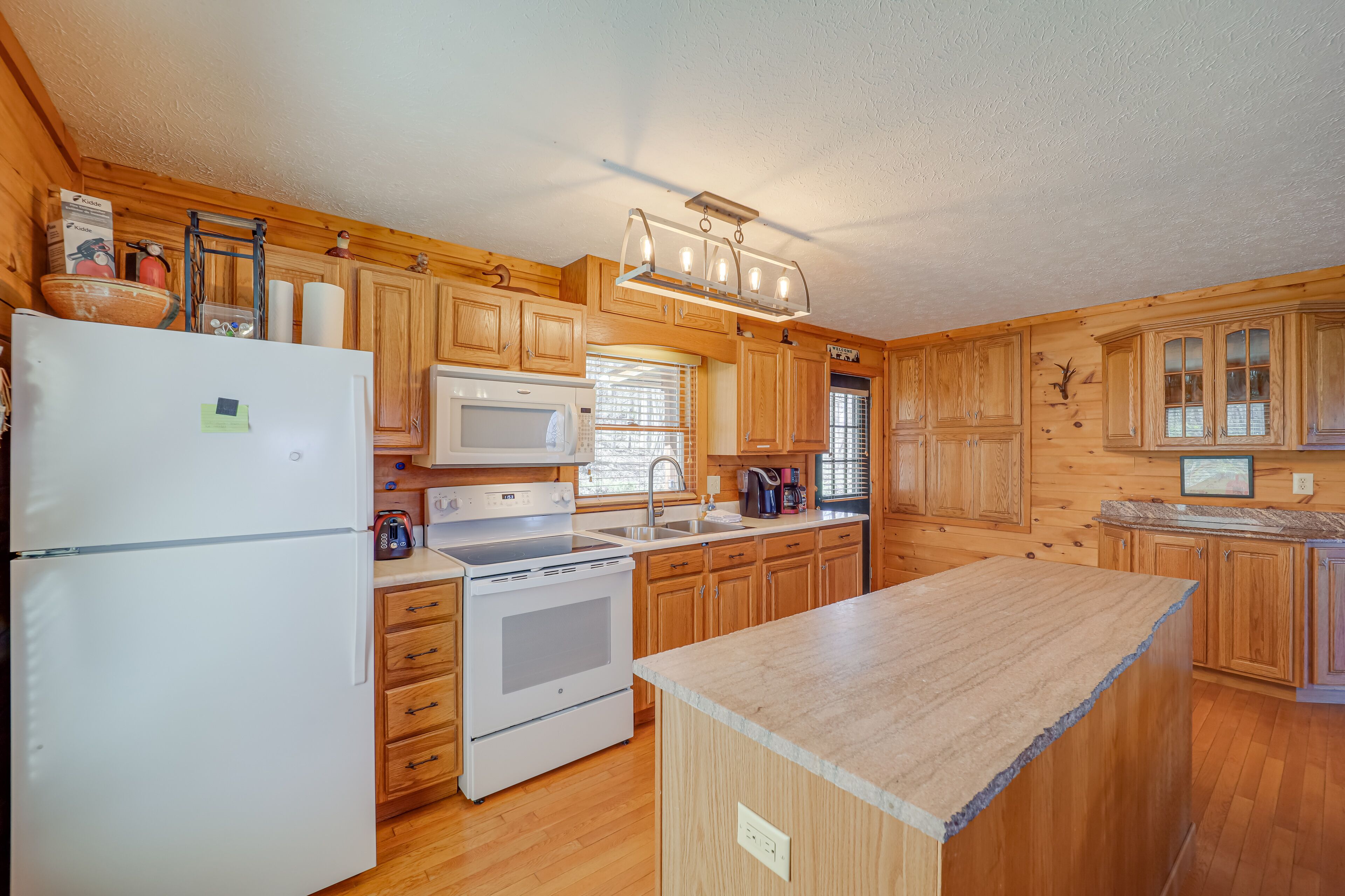 Banner Elk Cabin w/ Mountain Views + Patio!