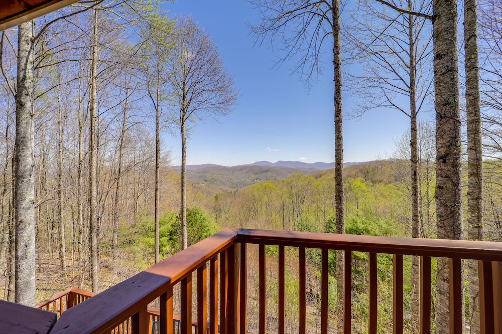 Banner Elk Cabin w/ Mountain Views + Patio!