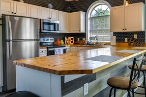 Réfrigérateur, micro-ondes, plaque de cuisson, lave-vaisselle